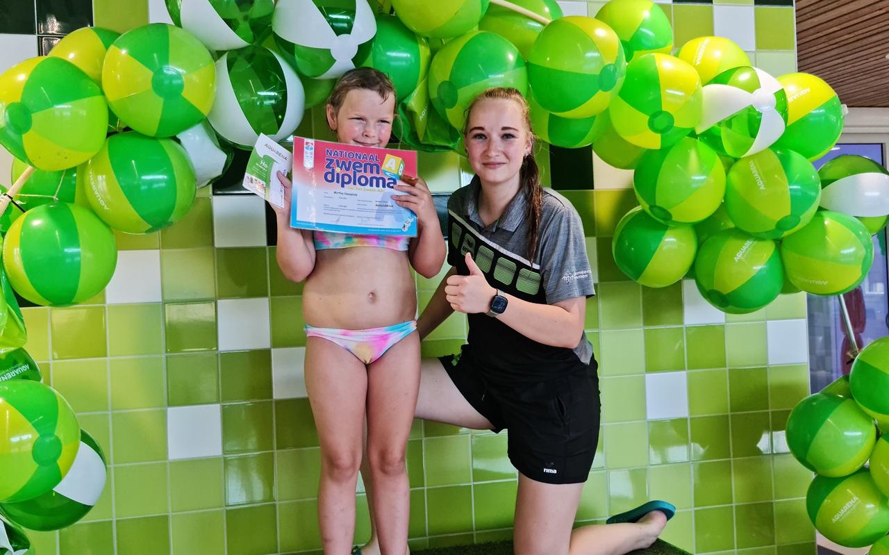 Mirthe Hesselink uit Emmer-Compascuum is de eerste in de gemeente Emmen die met Sterzwemmen haar A-diploma heeft behaald, met hulp van badjuf Sanne. Mirthe Hesselink uit Emmer-Compascuum is de eerste in de gemeente Emmen die met Sterzwemmen haar A-diploma heeft behaald, met hulp van badjuf Sanne.