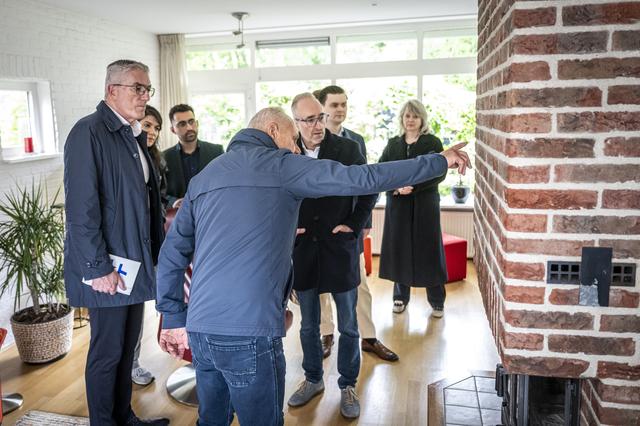 Bewoners, burgemeesters en commissaris praten in op Haagse politici. ‘Mensen willen dat er een aanne