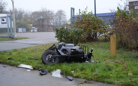 Een scooterrijder is dinsdagochtend gewond geraakt op de Phileas Foggstraat in Emmen na een botsing met een auto. 