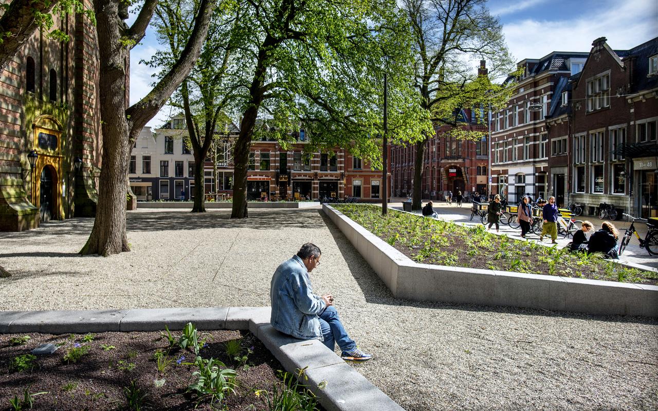 Op het nieuwe Akerkhof staan zitjes en grote plantenbakken. Binnenstadbezoekers maken er graag gebruik van. Op het nieuwe Akerkhof staan zitjes en grote plantenbakken. Binnenstadbezoekers maken er graag gebruik van.