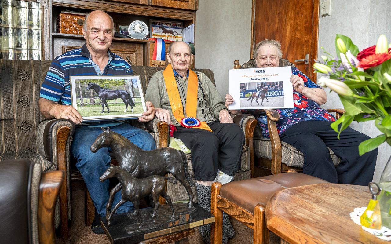 Bertus, Tinus en Geesje Naber (vlnr) hebben er meer dan zestig jaar inspanningen voor geleverd, maar nu zijn ze dan ook paardenfokker van het jaar geworden. Bertus, Tinus en Geesje Naber (vlnr) hebben er meer dan zestig jaar inspanningen voor geleverd, maar nu zijn ze dan ook paardenfokker van het jaar geworden.