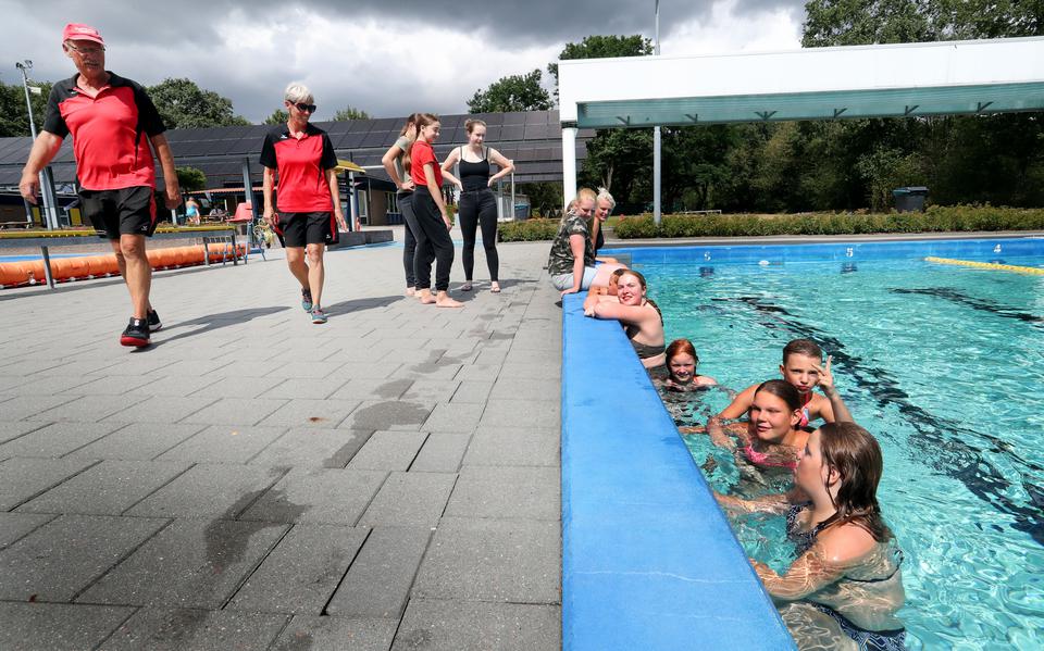 Diverse partijen in Assen pleiten voor een buitenbad. Veel Assenaren wijken nu zomers uit naar zwembad De Leemdobben in Vries.
