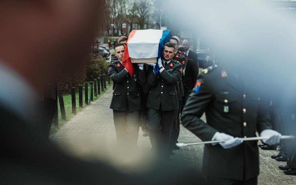 Collega's van de brigade uit Havelte dragen de kist van de omgekomen militair Ewout van de Lustgraaf.