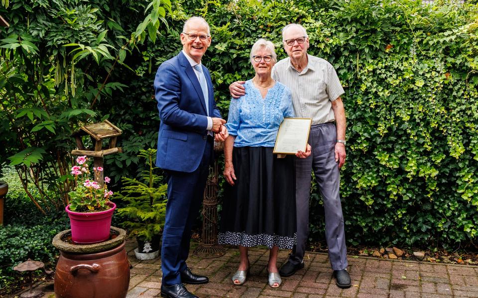 Henk en Hennie Hartsema kregen bezoek van locoburgemeester Peter Smit. 