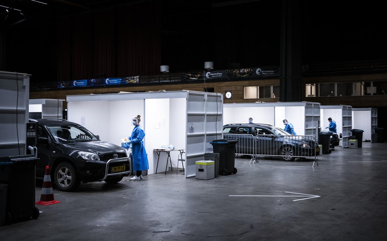 De XL coronateststraat in Martiniplaza in Groningen heeft acht straten waar 2500 mensen per dag getest kunnen worden. De teststraten zijn toegankelijk voor fietsers, automobilisten en voetgangers. De XL coronateststraat in Martiniplaza in Groningen heeft acht straten waar 2500 mensen per dag getest kunnen worden. De teststraten zijn toegankelijk voor fietsers, automobilisten en voetgangers.