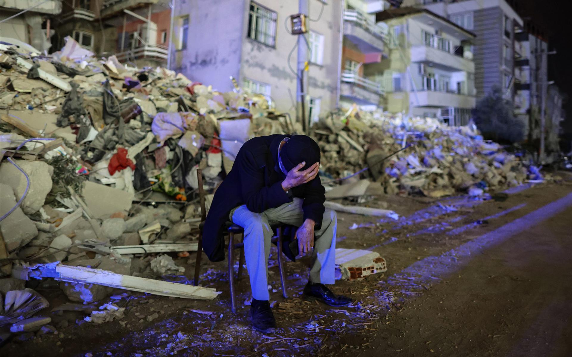 Een man in Hatay, Turkije, na de aardbeving van 20 februari. 