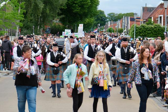 Bloemen, cadeautjes en Hawaiikransen. Intocht Avondvierdaagse Veendam