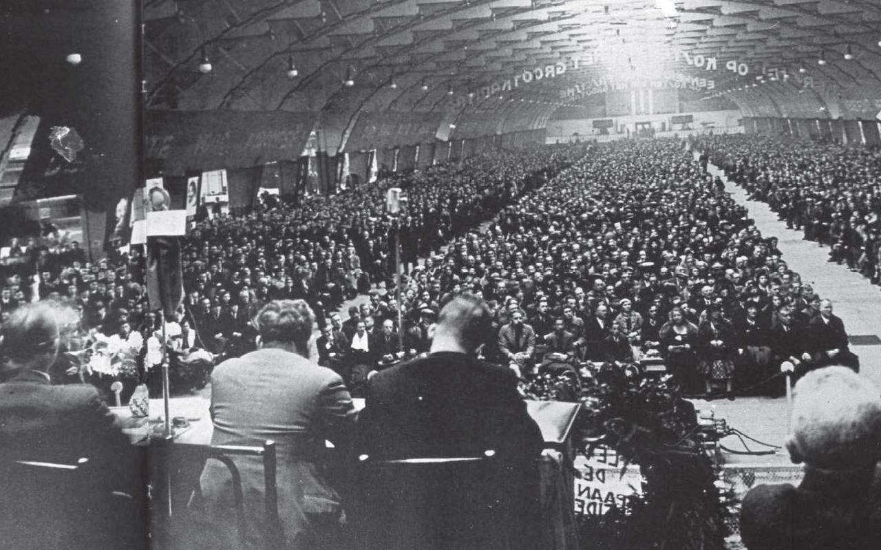 De CPN was anno 1935 een flinke beweging in Nederland. Deze foto is van het CPN-congres van 1935 met links Piet Beuker uit Peizermade aan de bestuurstafel. Een ereplaatsje, want hij had in Peize een samenwerking tot stand gebracht met de SDAP.