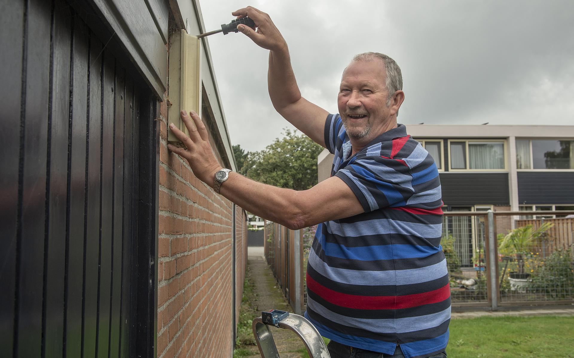 Jaap ‘Lampje’ Meulman oftewel het lichtpunt van Emmerhout vervangt zijn laatste lamp