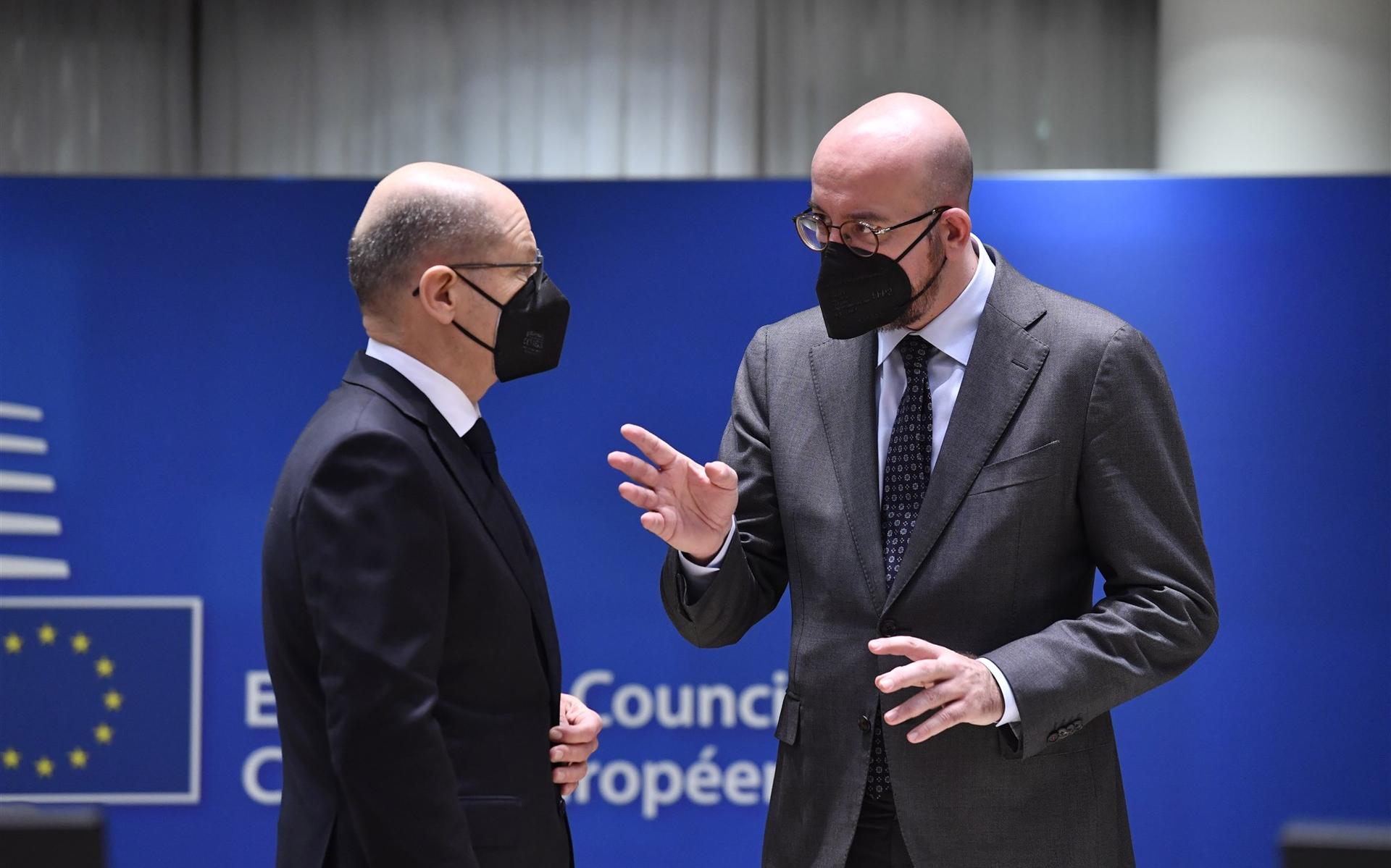 De Duitse bondskanselier Olaf Scholz, links, in gesprek met de voorzitter van de Europese Raad, Charles Michel.