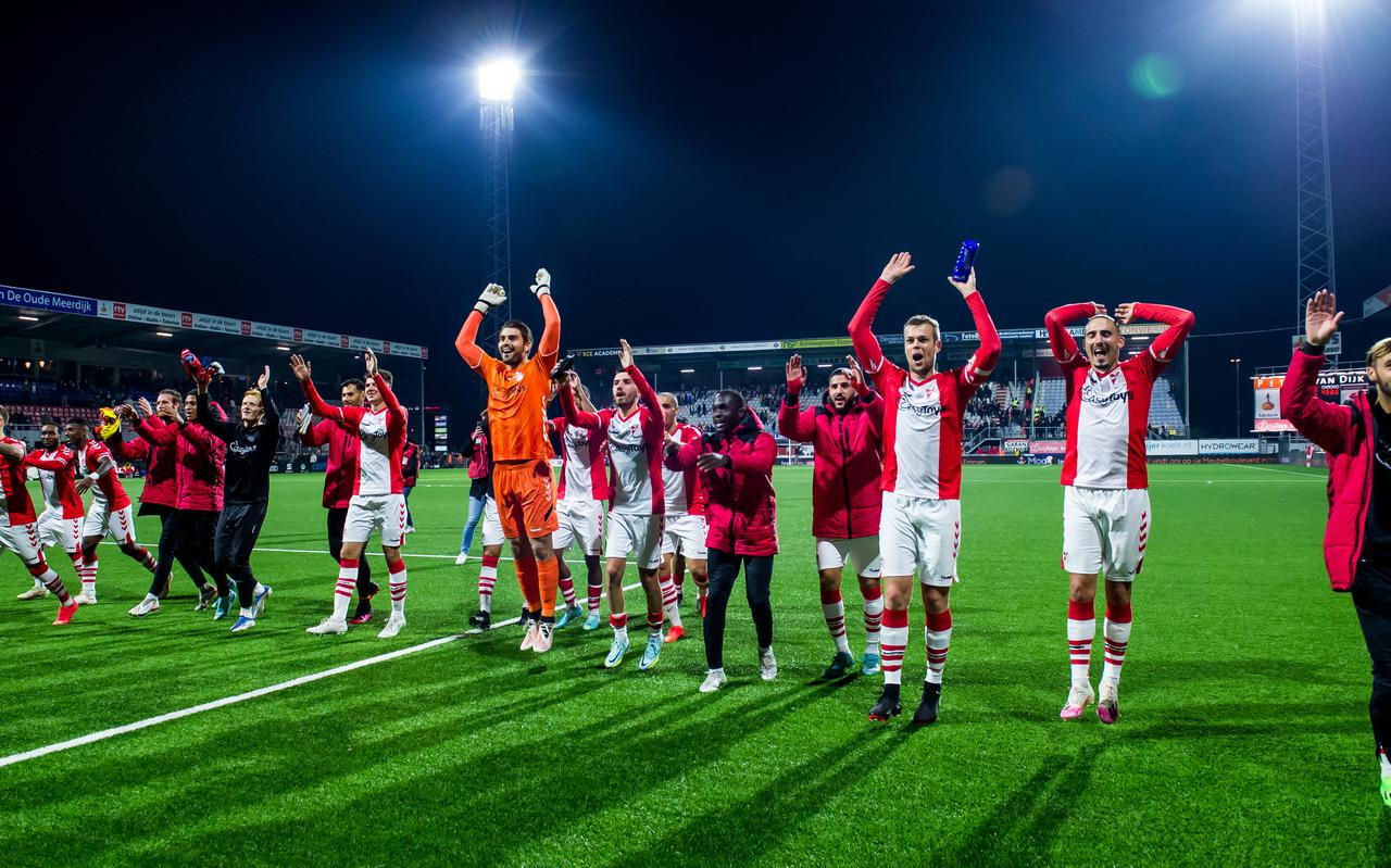 De spelers van FC Emmen vieren feest na het gelijke spel tegen Ajax op De Oude Meerdijk.