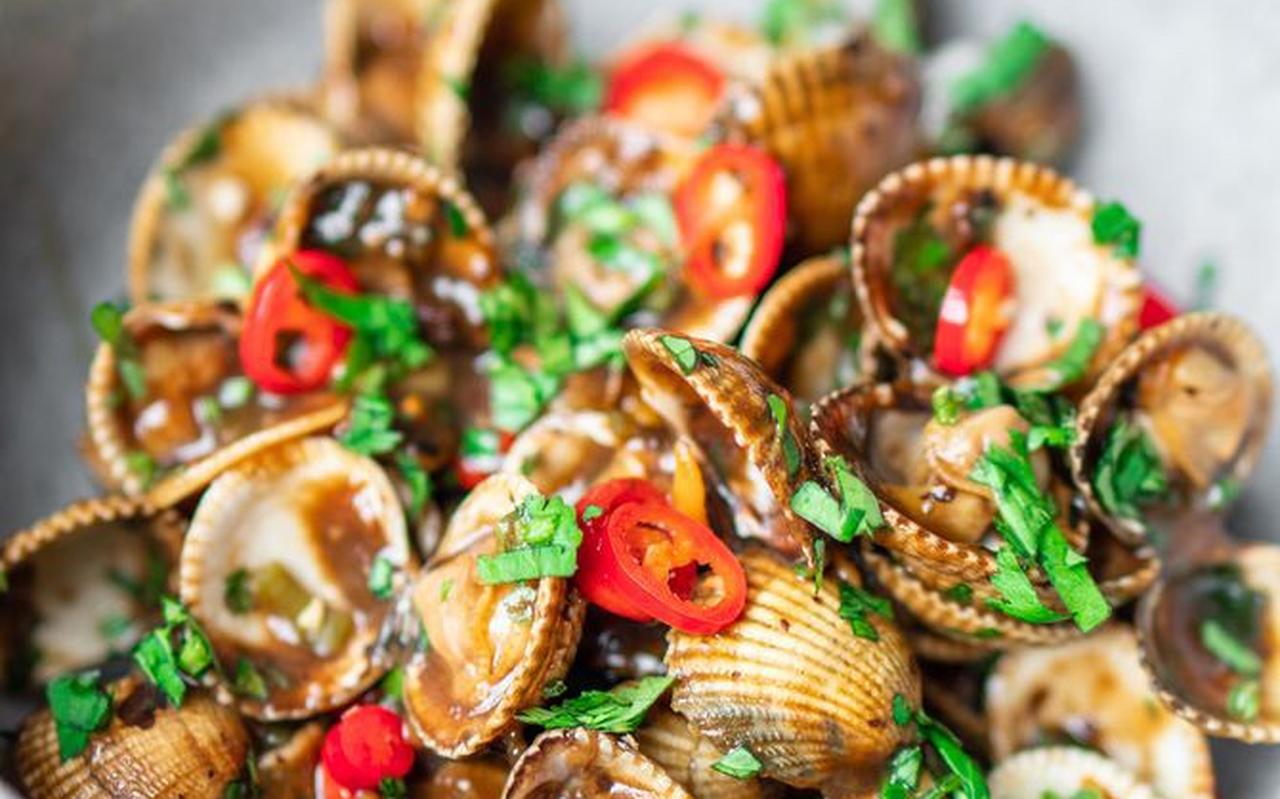 Kokkels met knoflook en zwarte bonensaus Kokkels met knoflook en zwarte bonensaus