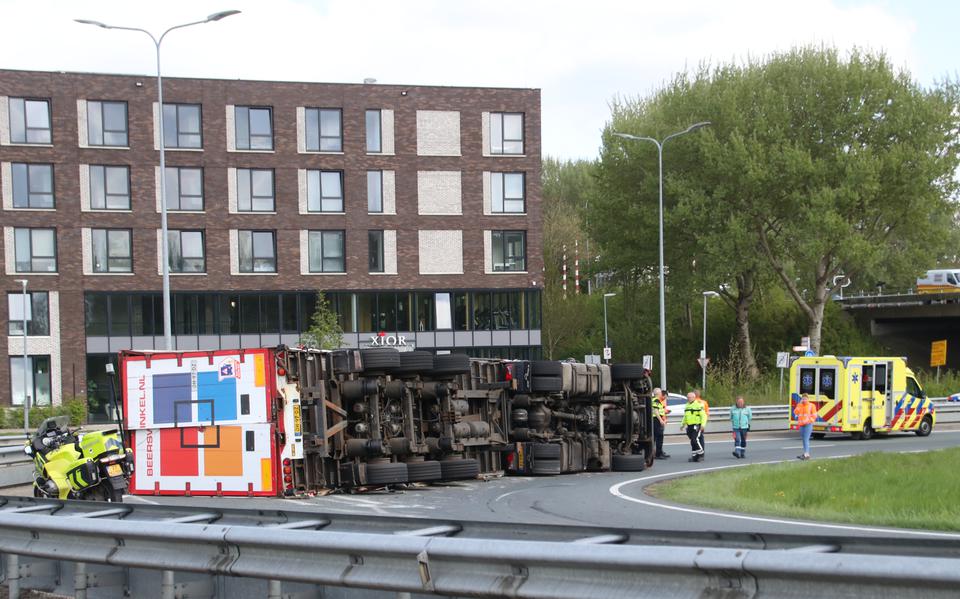 Verkeerschaos in en rondom Groningen vanwege gekantelde vrachtwagen op knooppunt Reitdiep.