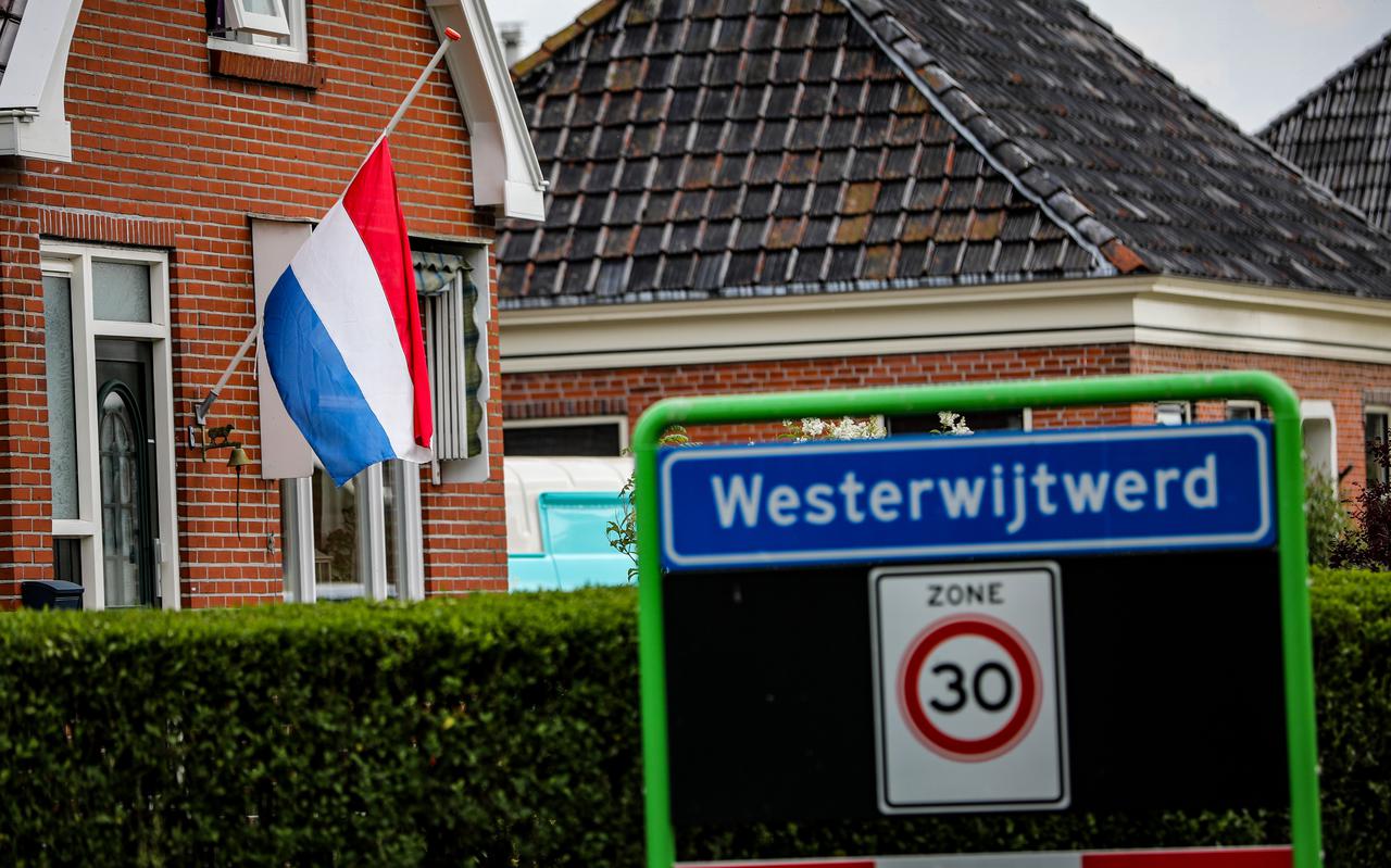 De vlag hing na de beving in Westerwijtwerd halfstok. 