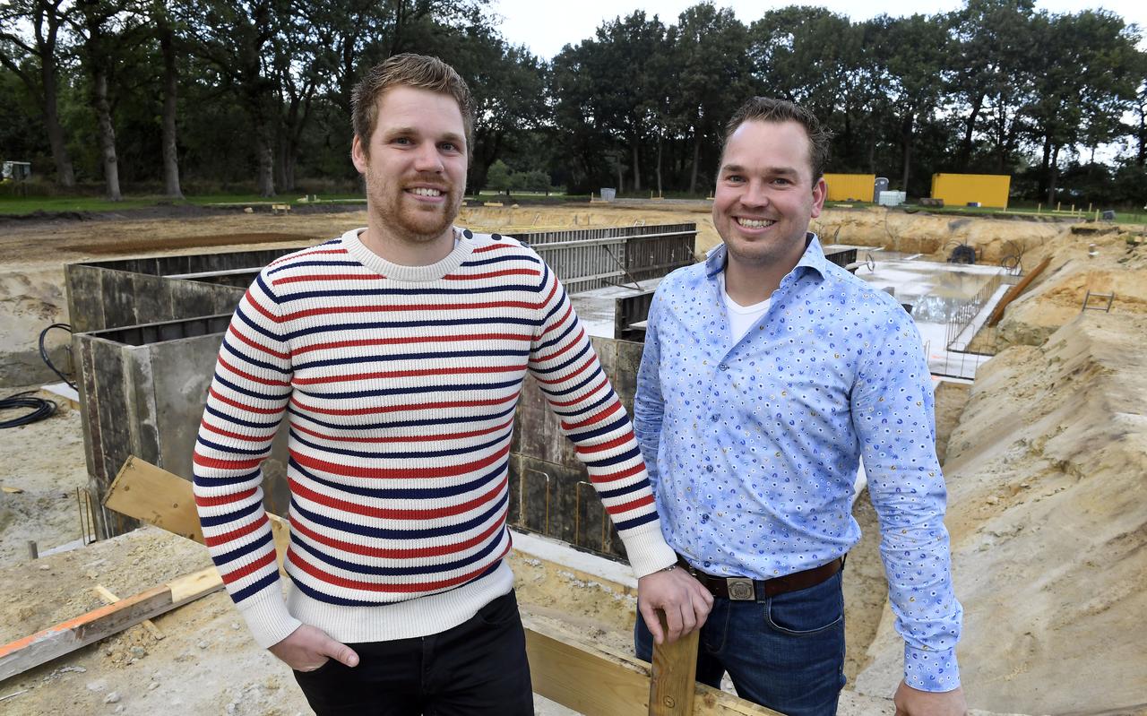 Rick en Gert-Jan Nijhoff bij de bouw van hun stadsboerderij. Rick en Gert-Jan Nijhoff bij de bouw van hun stadsboerderij.