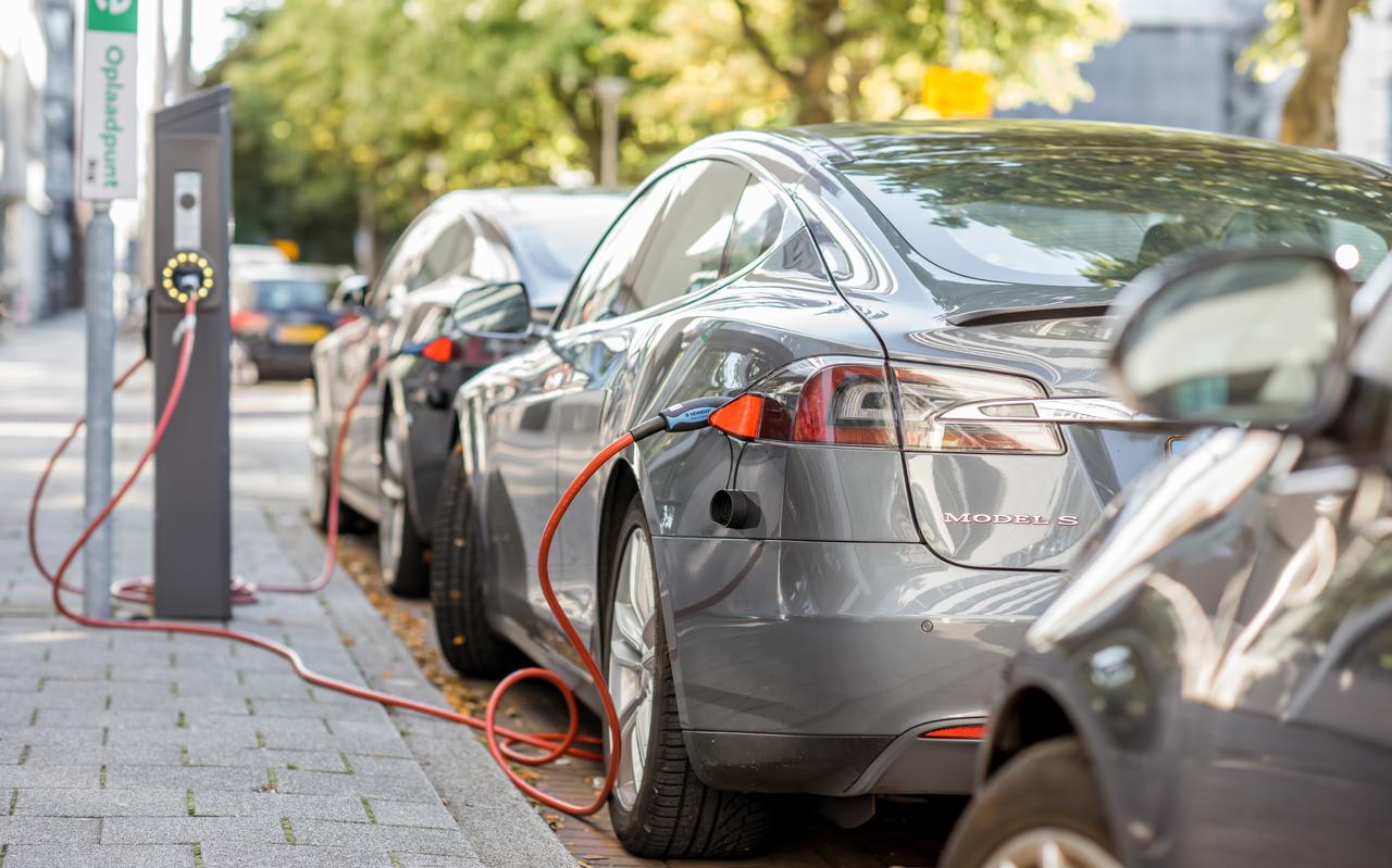 De toename van het aantal laadpalen houdt de toename van het aantal elektrische auto's niet bij. Foto Archief DvhN