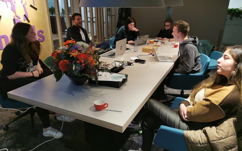 Club jongeren vergadert in kantoor van welzijnsorganisatie Impuls in Gieten. 