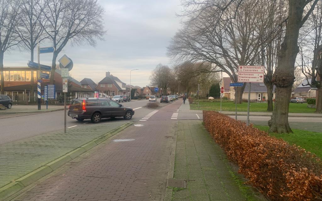 Ergernis over parkeren bij drukke T-splitsing Nieuw-Schoonebeek - Dagblad van het Noorden