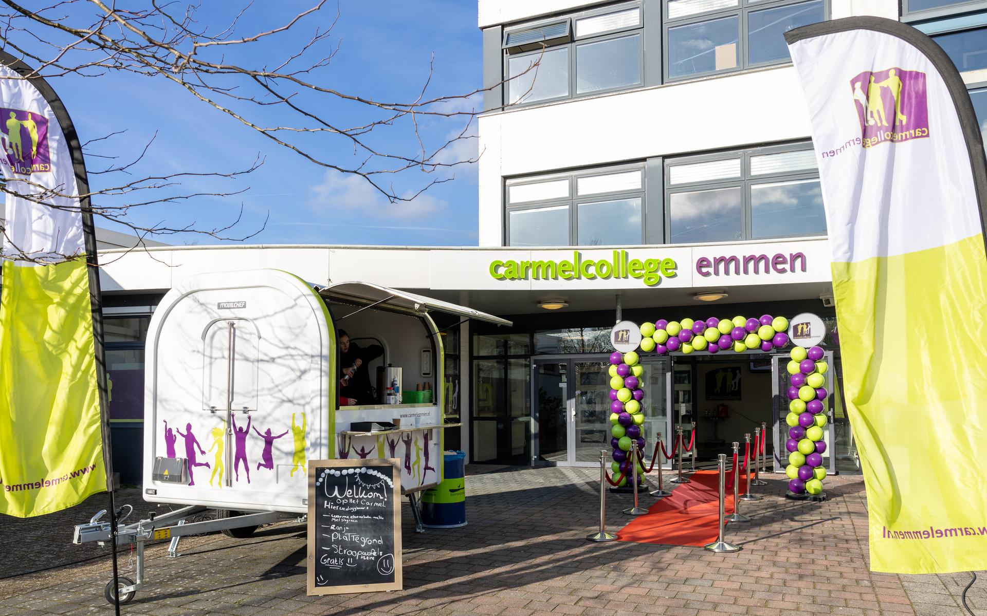 De versierde ingang van het Carmelcollege.