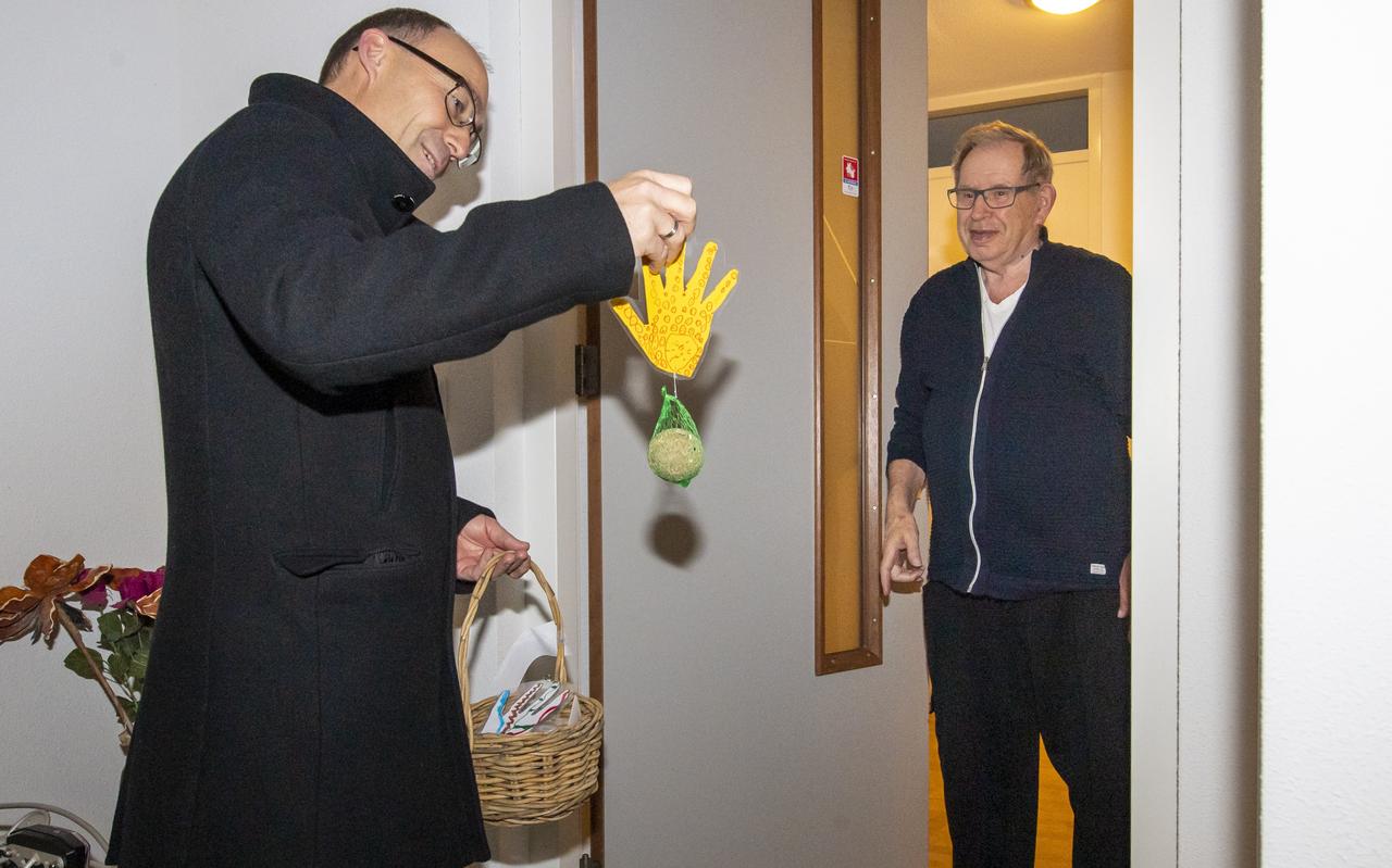 Burgemeester Anno Wietze Hiemstra overhandigt Jan Mensies zijn speciale verrassing. Burgemeester Anno Wietze Hiemstra overhandigt Jan Mensies zijn speciale verrassing.