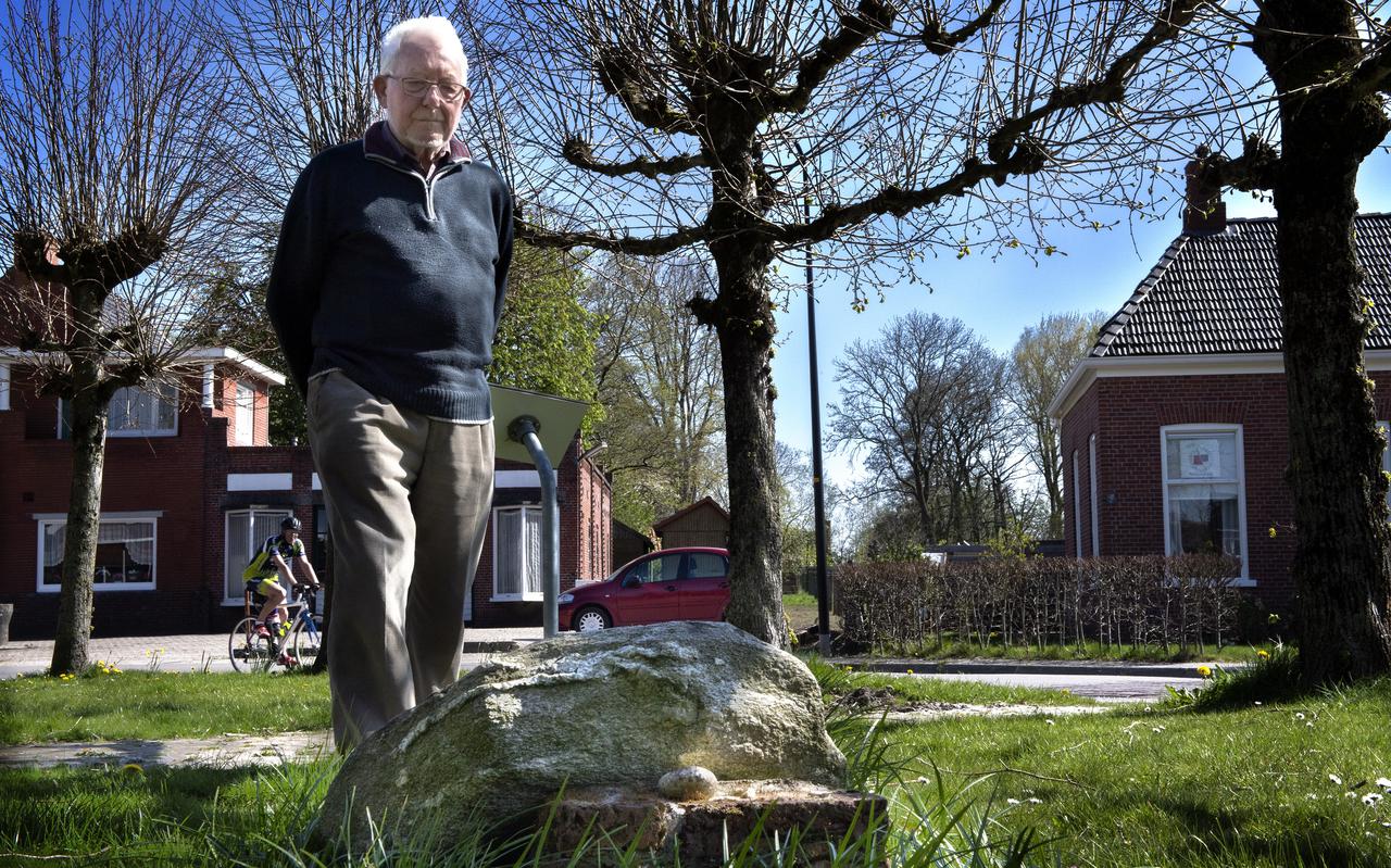 Arie Bosker bij het monument voor de Joodse Annette Katan in Zeerijp. FOTO PETER WASSING