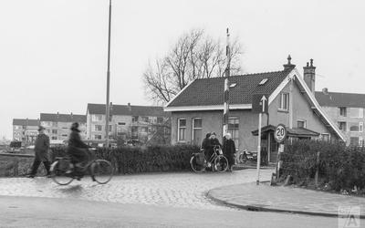 Spoorwegovergang Kerklaan Groningen, circa 1970.