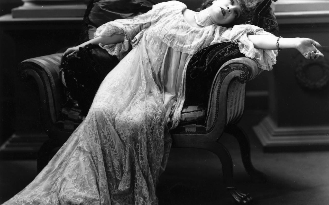 Sarah Bernhardt in één van haar grote rollen. Theatraliteit en extase.