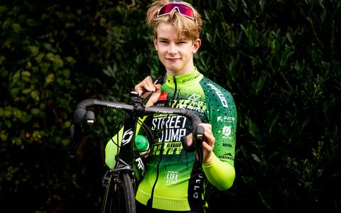 Tibor Del Grosso uit Eelde staat op zijn achttiende te boek als een van de grootste wielertalenten van Nederland.