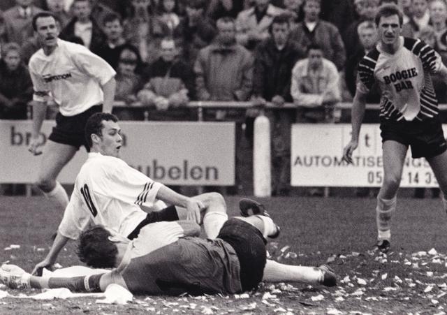 Appingedam in 1992 in actie tegen SVBO in een beslissingswedstrijd om een plek in de hoofdklasse, op het veld van Germanicus. Met spits Marcel Roode in een scrimmage met de Emmer goalie Heijne en links Roode's ploeggenoot Gerard Zeeman, tegenwoordig trainer van Valthermond. Rechts kijkt SVBO'er Egbert Wachtmeester toe.  