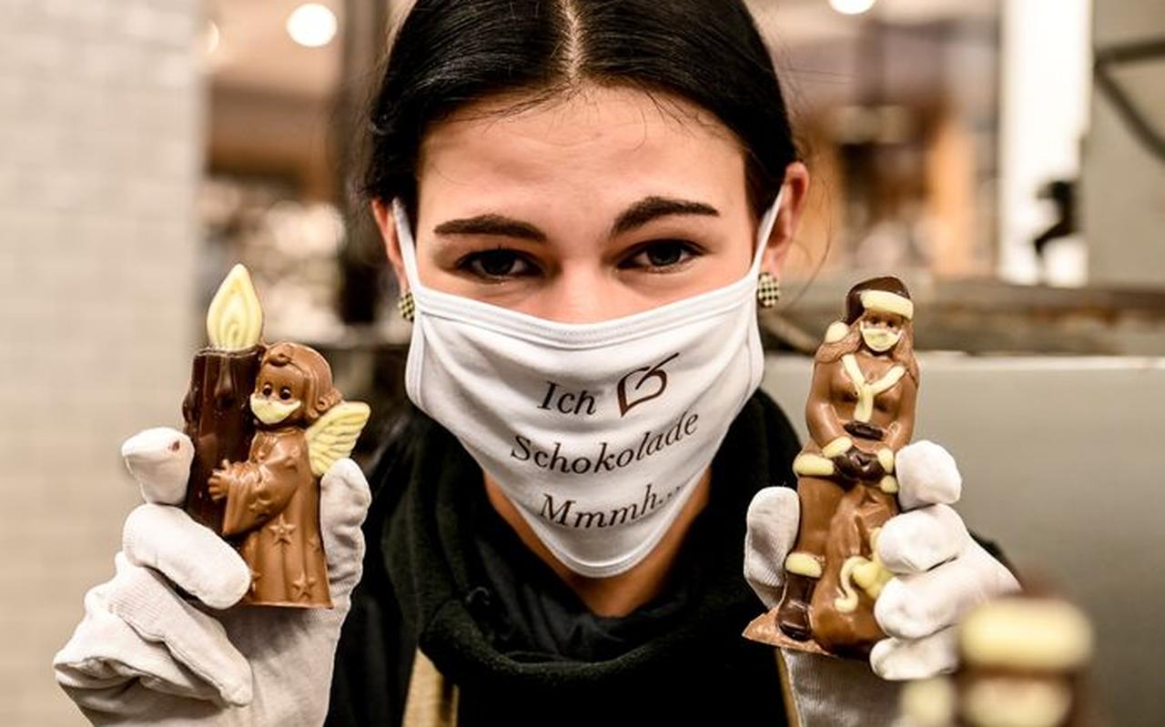 Engeltjes met mondmaskers. In de chocoladefabriek 'Confiserie Felicitas' in Hornow in de voormalige DDR zijn ze er helemaal klaar voor.