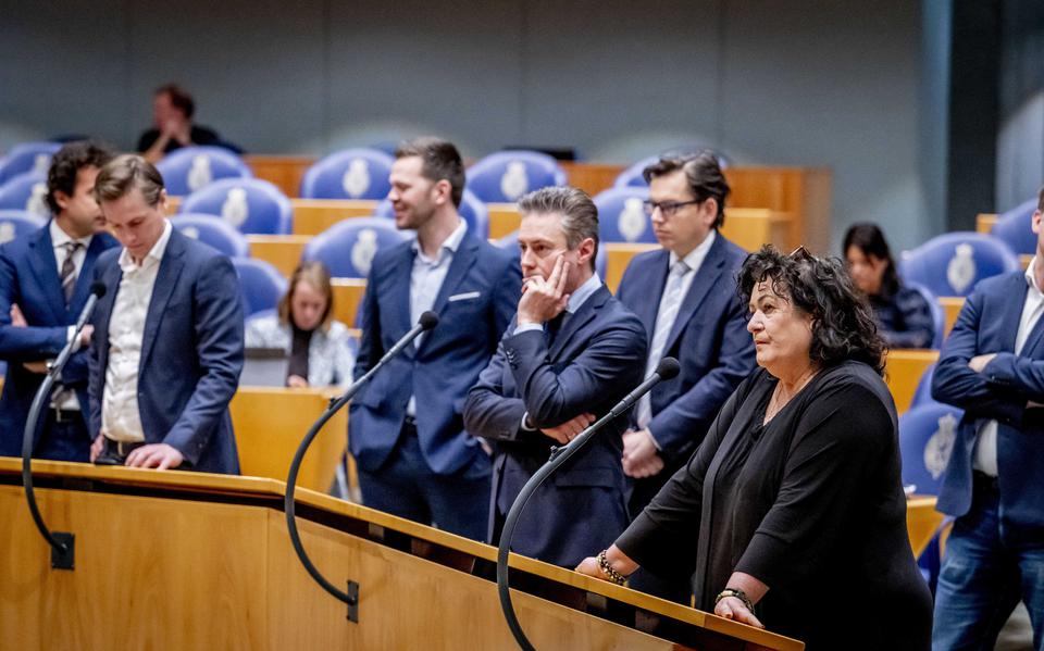 Jesse Klaver (GroenLinksPvdA), Laurens Dassen (Volt), Caroline van der Plas (BBB) en Pieter Omtzigt (NSC) verdringen elkaar in de plenaire zaal van de Tweede Kamer. 