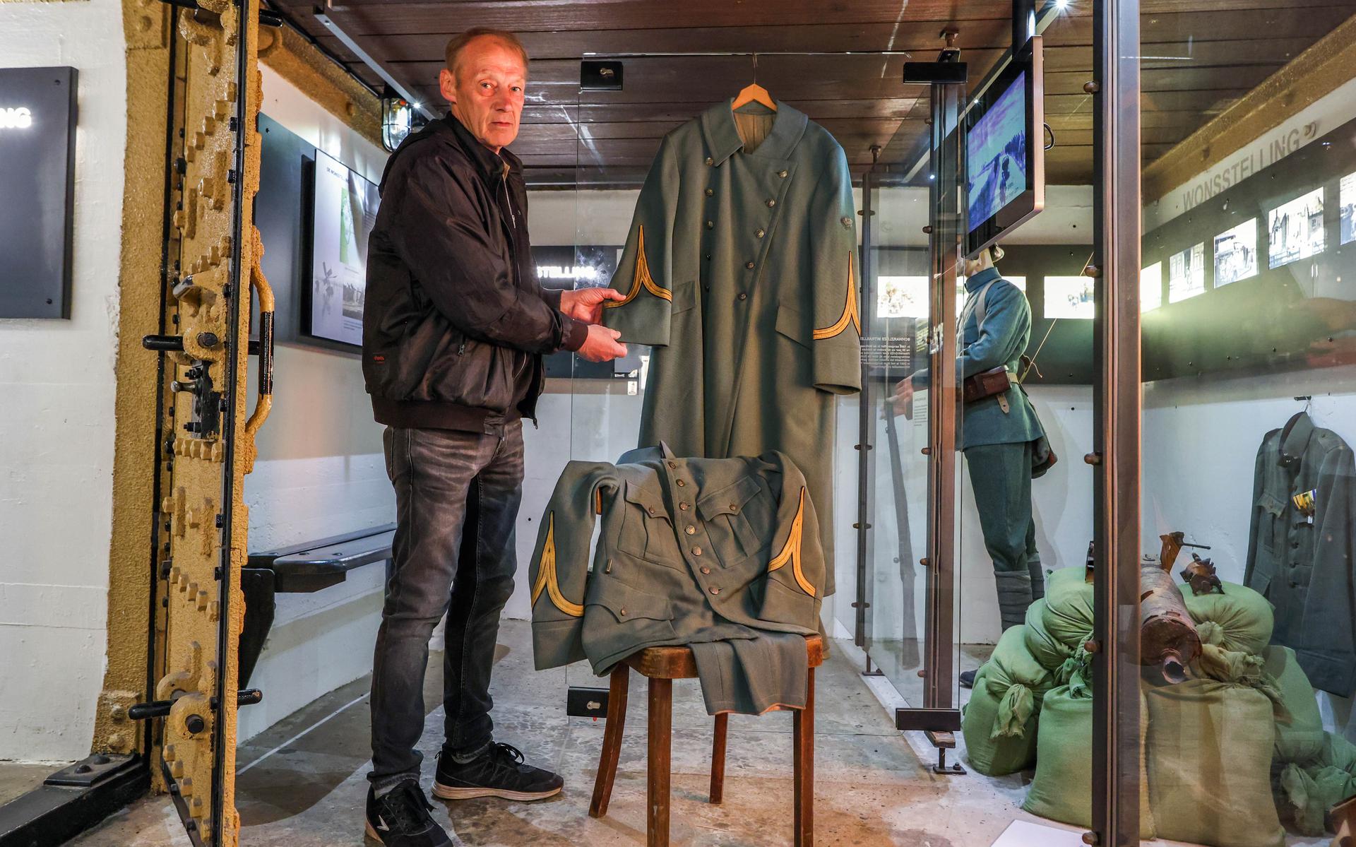 Henri Meijering van het Kazemattenmuseum in Kornwerderzand bij het uniform van sergeant-majoor Bauke de Jong uit Assen.