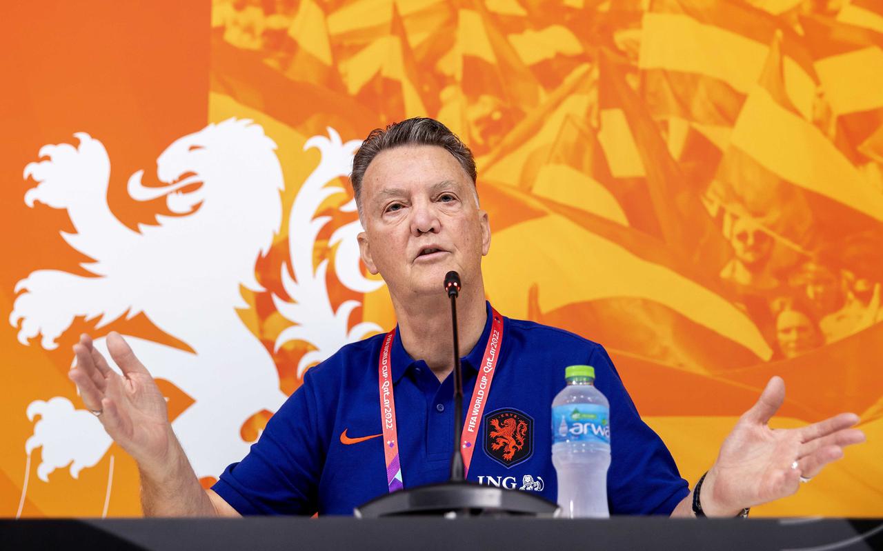 Coach Louis van Gaal tijdens een persconferentie van het Nederlands elftal op het Qatar University trainingscomplex.
