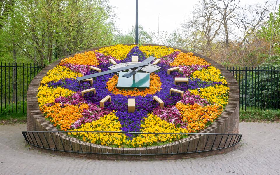 De bloemenklok bij villa Lindenhof, naast de Hema in het centrum van Emmen