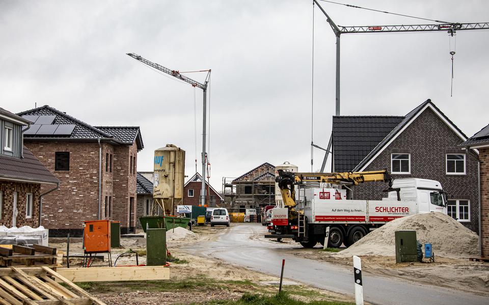Nieuwbouwwijk aan de Holunderweg in Rhede (Duitsland). Makelaars zien een toenemende interesse van Nederlanders in Duitse woningen. Die worden echter ook steeds duurder. 