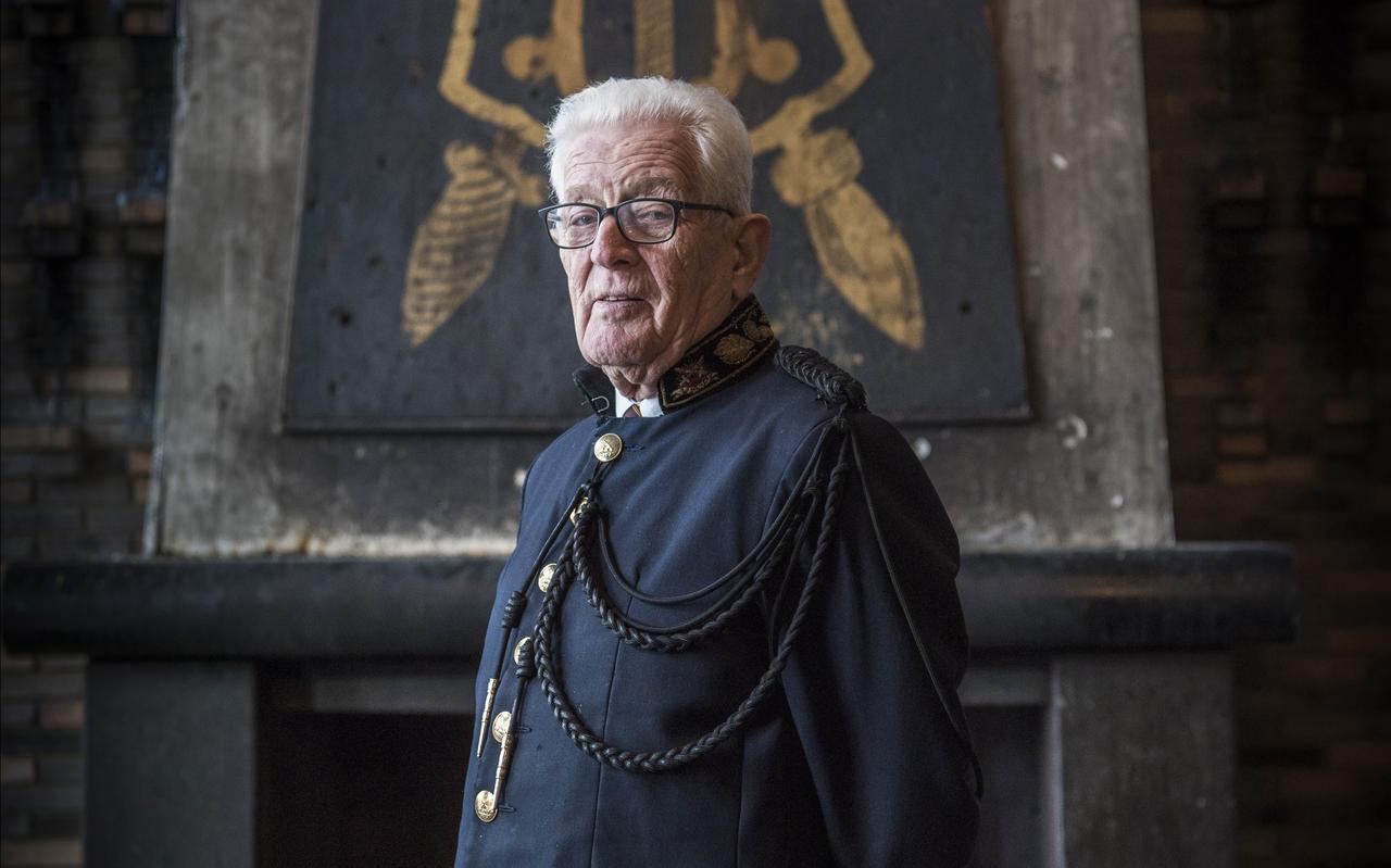 De 85-jarige Sytze Bakker die meer dan 40 jaar persoonlijke bediende van senaat Vindicat was in het uniform van de pedellus maior. 