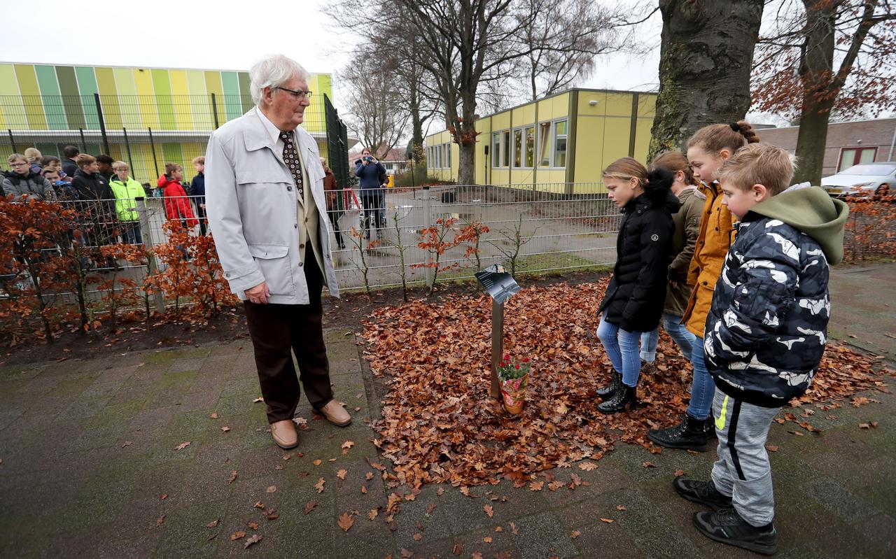 Jaap Spanninga vertelt enkele kinderen van De Vlinder over de pas onthulde plaquette. Jaap Spanninga vertelt enkele kinderen van De Vlinder over de pas onthulde plaquette.