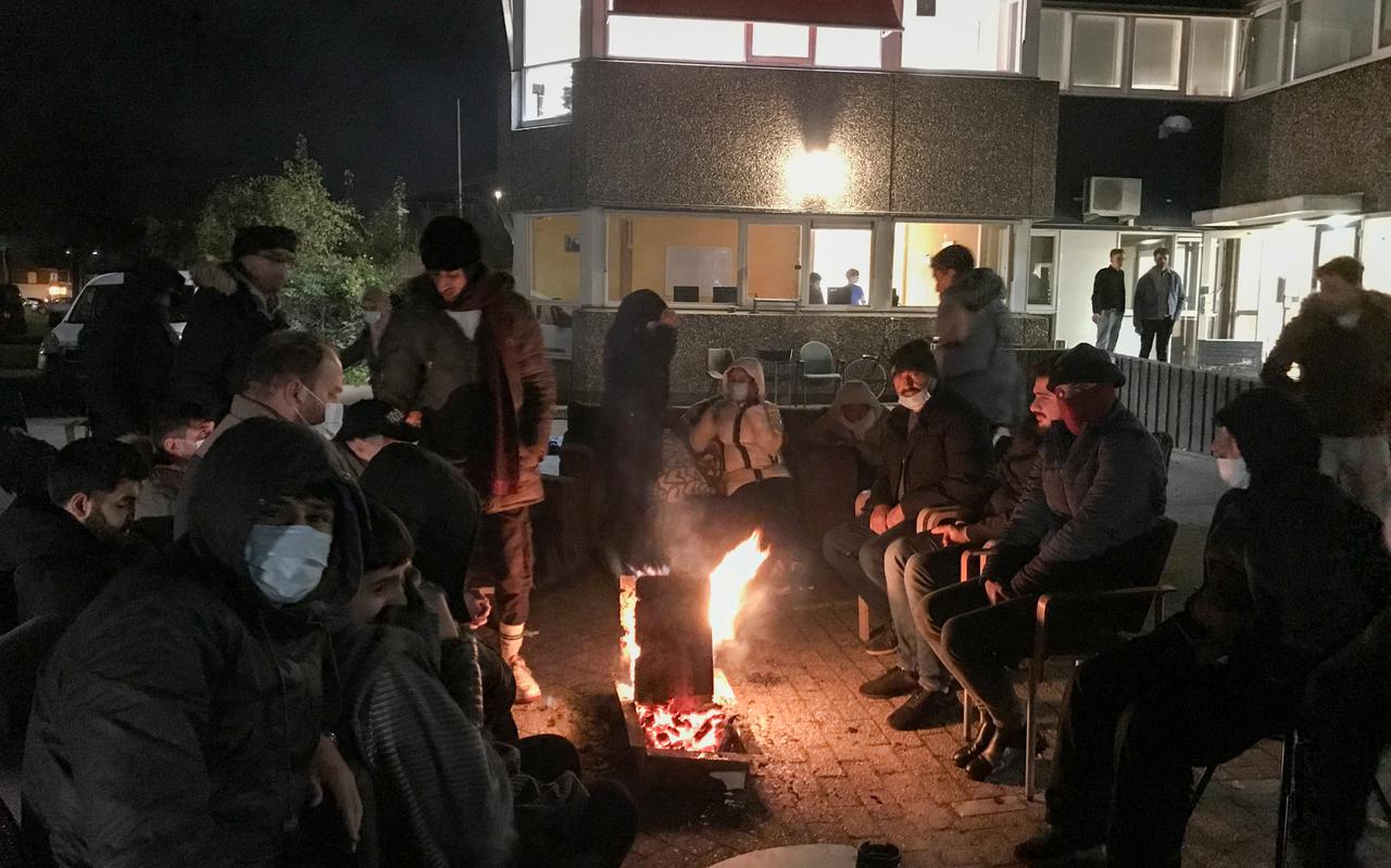 Bewoners van de gemeentelijke crisis noodopvang in Groningen proberen de stad met een sit-in over te halen om meer voor hen te doen. Sommigen wachten al bijna een halfjaar op een eerste gesprek met de IND. 