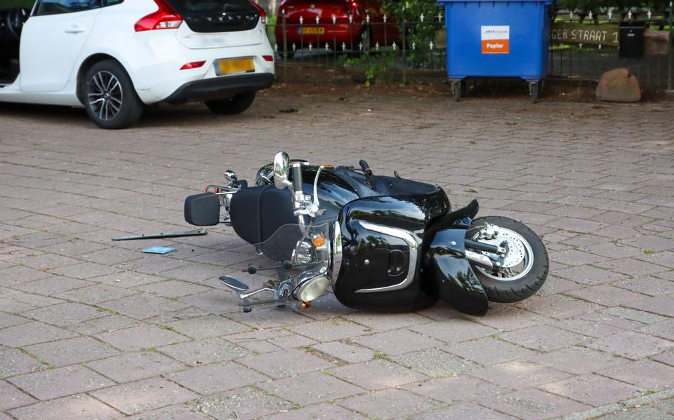 Scooterrijder gewond door aanrijding in Emmen.