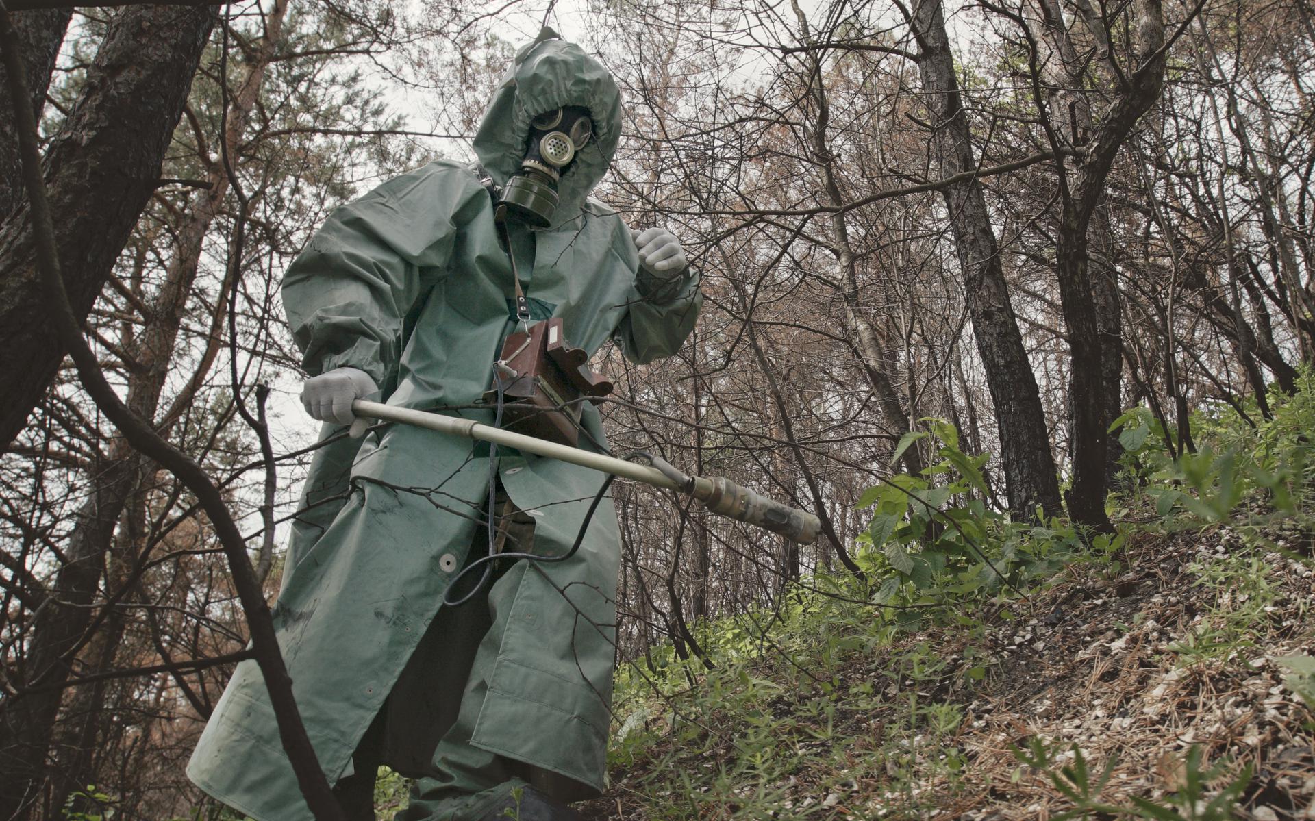 Een onderzoeker spoort radioactief afval op in het rode bos vlakbij Tsjernobyl.