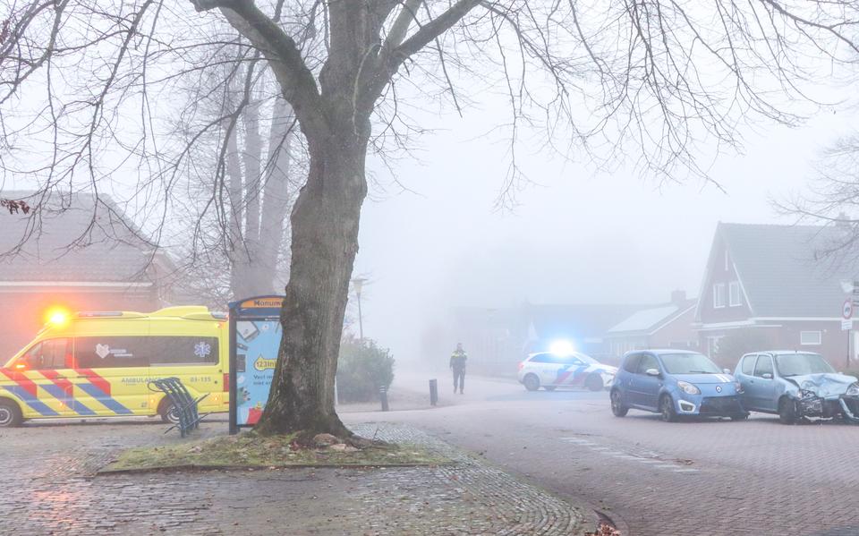 Botsing op mistige ochtend in Roswinkel. Een persoon gewond naar ziekenhuis. Botsing op mistige ochtend in Roswinkel. Een persoon gewond naar ziekenhuis.
