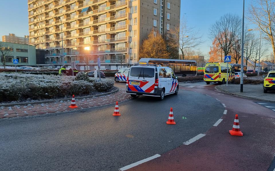 Fietser raakt gewond bij aanrijding op rotonde in Groningen.