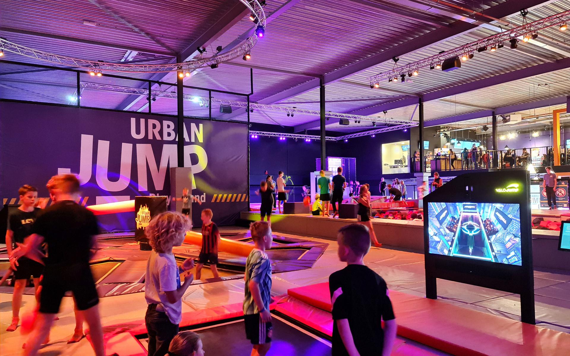 Jong en oud kunnen in de toekomst bij trampolinepark Urban Jump in Emmen terecht.
