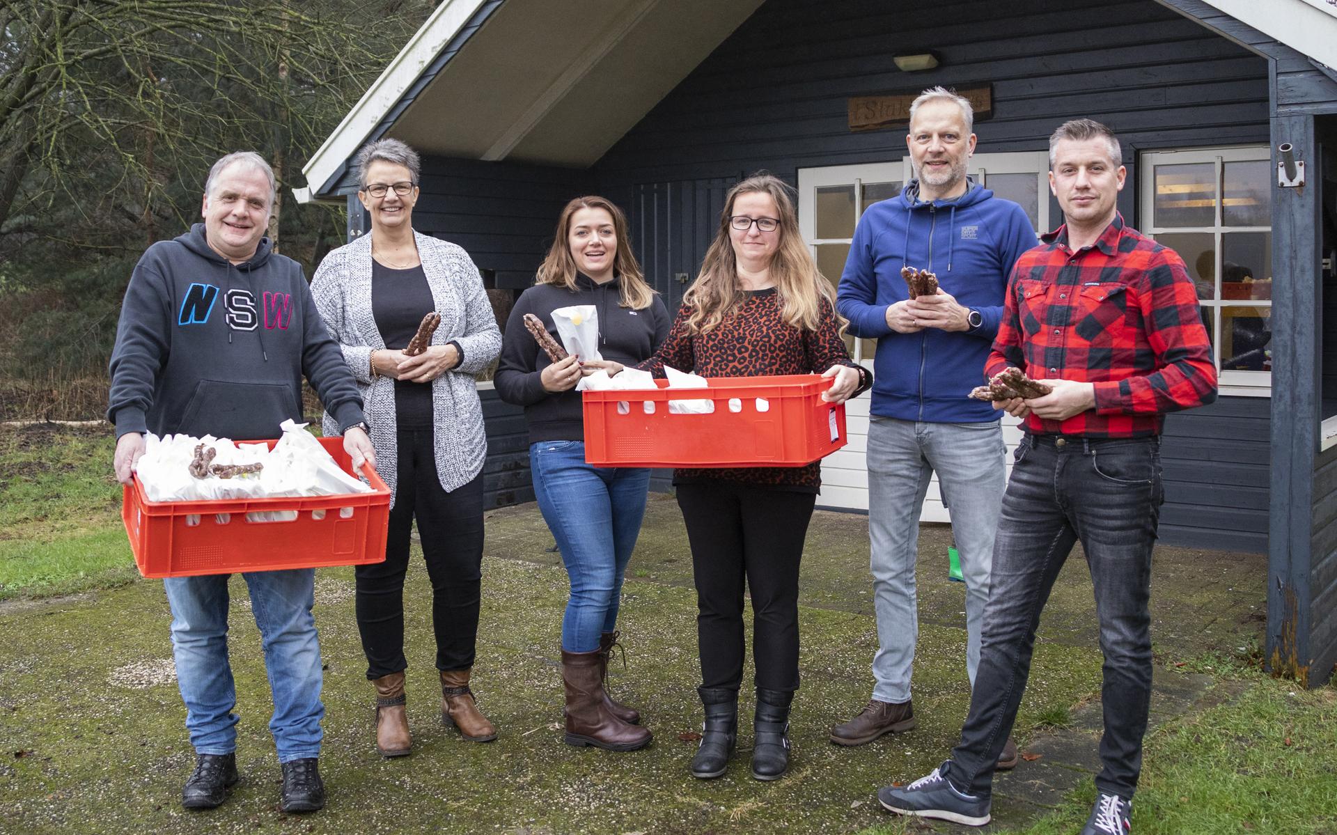 Plaatselijke Belangen Mussel verrast inwoners met een droge worst. 'We willen de inwoners een hart o