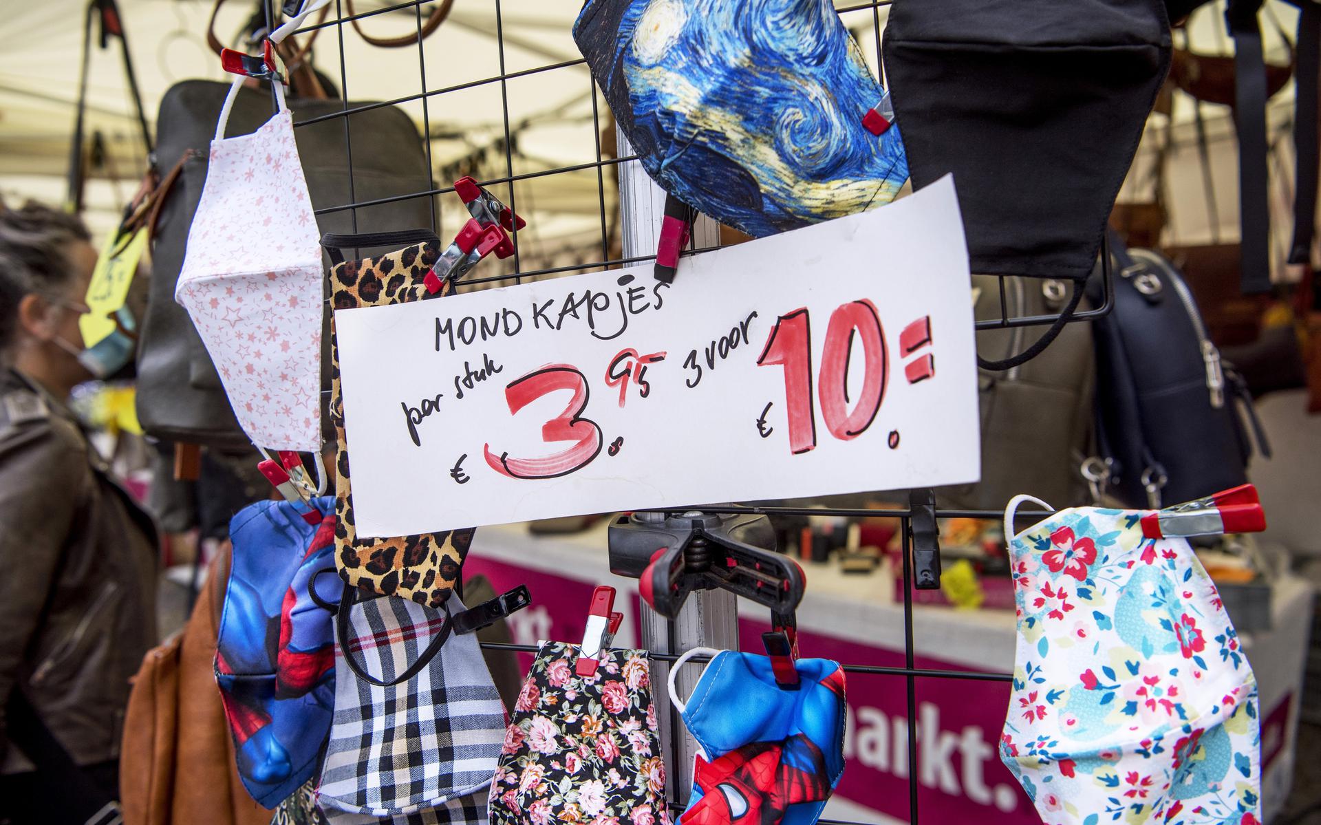Mondkapjes te koop op de Grote Markt in Groningen.