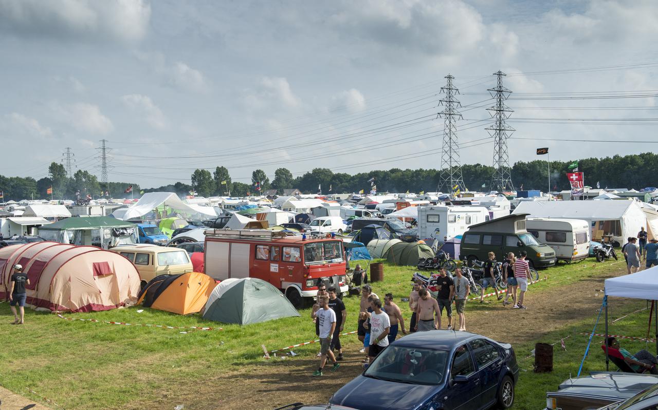 Een week per jaar tijdens de TT staan de weilanden rond het circuit vol met tenten en caravans. 