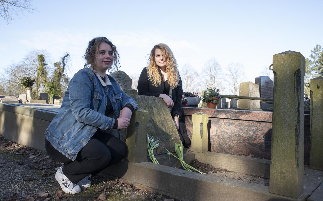 Sanne Meijer (l) en Iris van den Brand (r) leggen tulpen bij het graf van Cato Pekelharing-Doijer op de Noorderbegraafplaats in Groningen Sanne Meijer (l) en Iris van den Brand (r) leggen tulpen bij het graf van Cato Pekelharing-Doijer op de Noorderbegraafplaats in Groningen