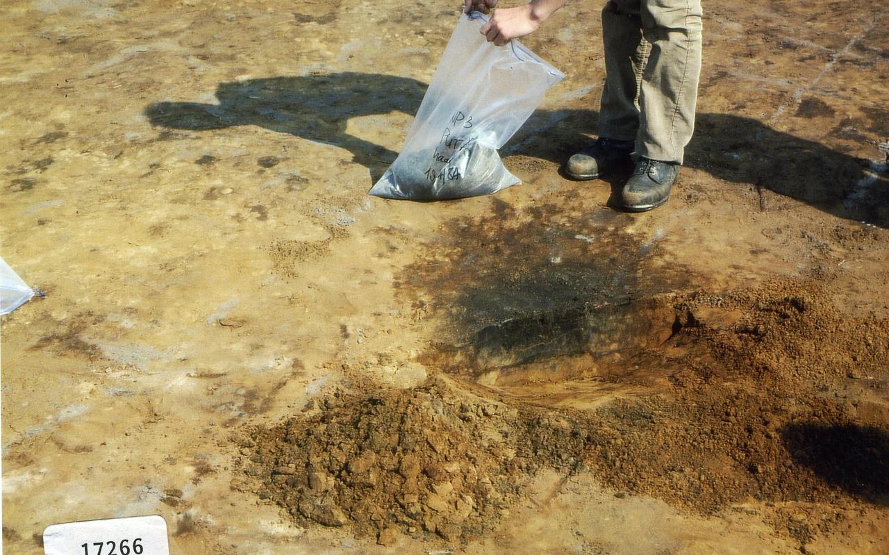 Opgraving van haardplaatsen van jagers uit het Mesolithicum bij Hoetmansmeer in Nieuwe Pekela. Wat hier ontdekt werd, mag niet worden vergeten, vindt geboren en getogen Noord-Stadskanaalster Marianne Sikkenga.