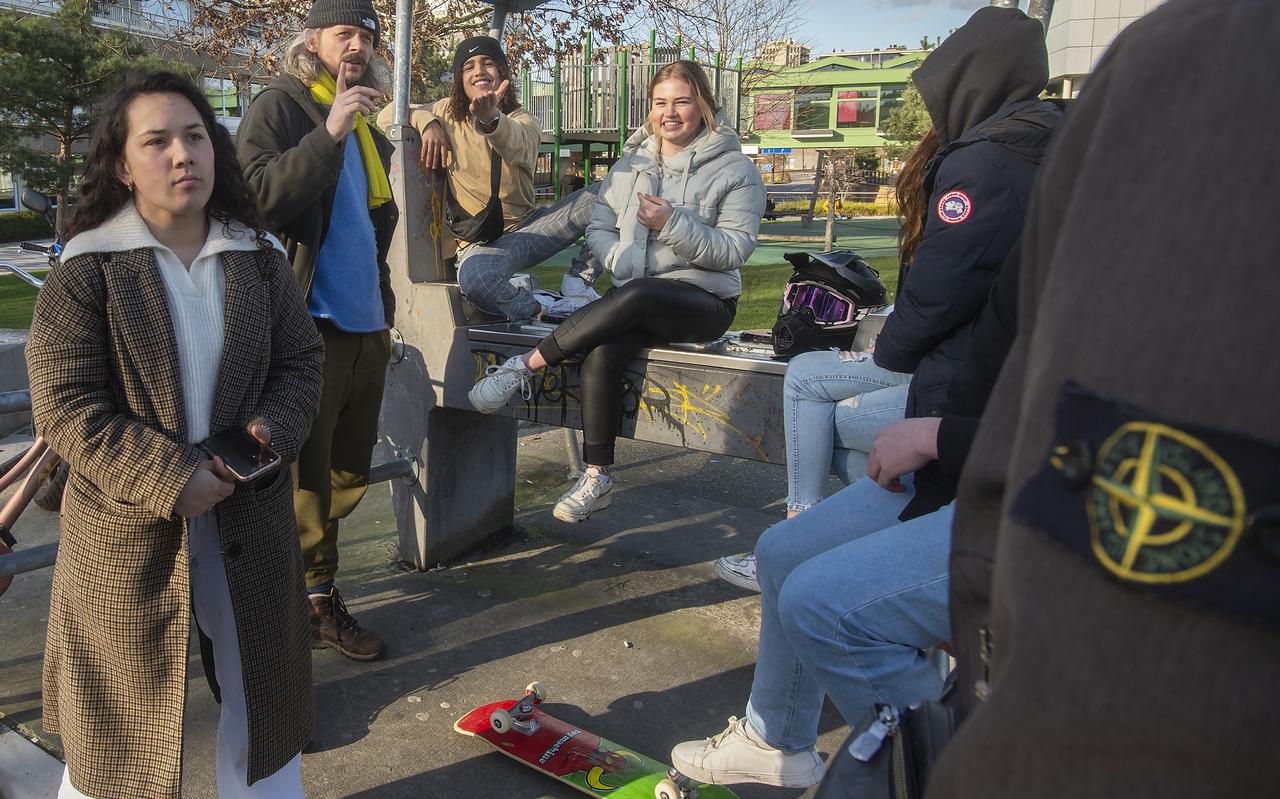 Romy Misran (links) Sijas de Groot (met gele sjaal) in gesprek bij de skatebaan op het Raadhuisplein. Romy Misran (links) Sijas de Groot (met gele sjaal) in gesprek bij de skatebaan op het Raadhuisplein.