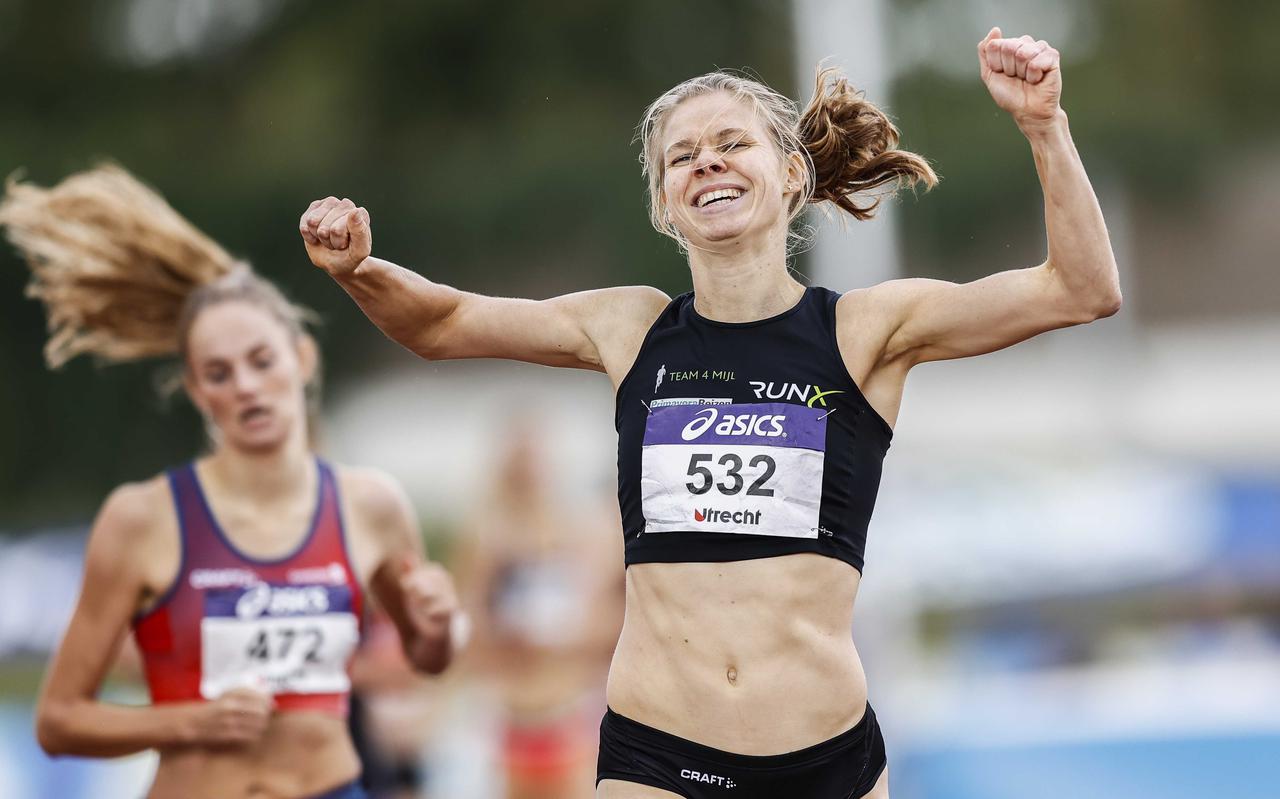 Suzanne Voorrips wint de 800 meter finale tijdens de Nederlandse kampioenschappen atletiek op de atletiekbaan Maarschalkerweerd in Utrecht. 